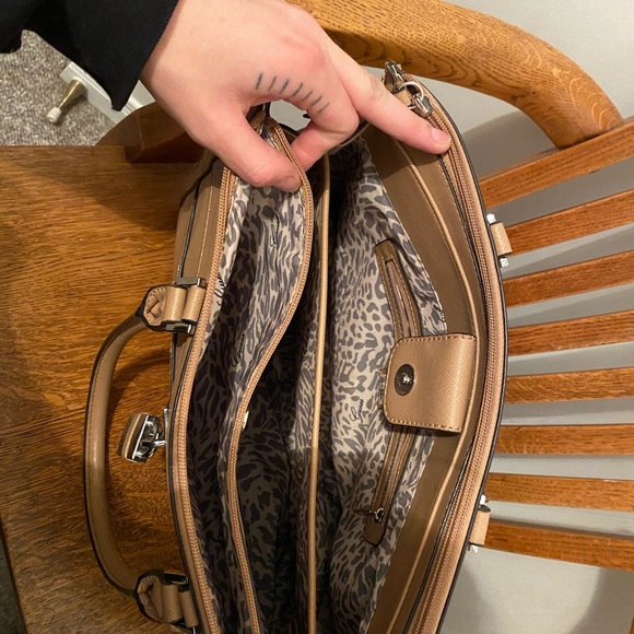 AUTHENTIC GUESS PURSE - Picture 9 of 9